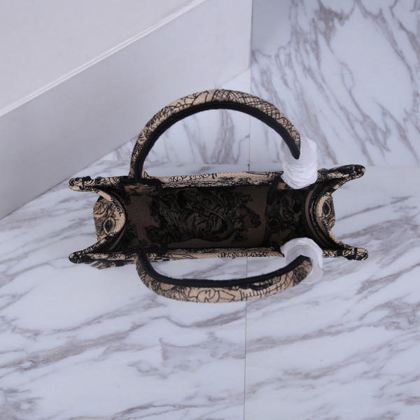 small D*or book tote