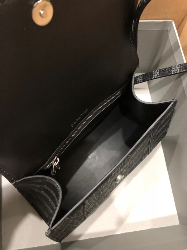 Ba*len*cia*ga hourglass