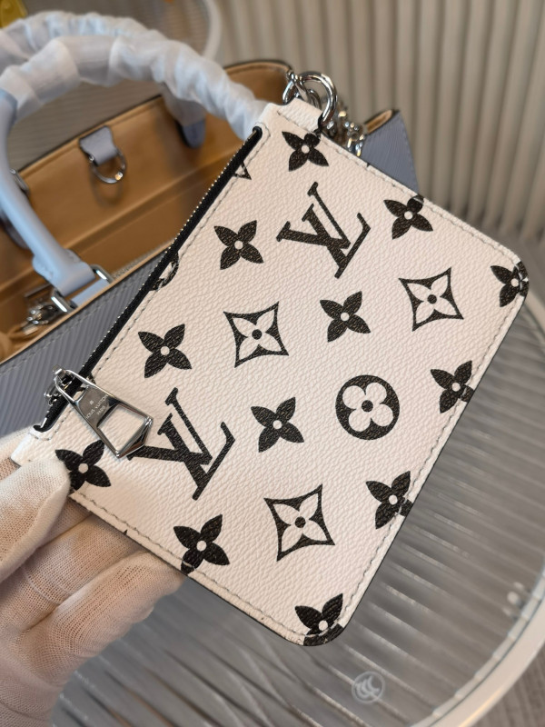 l**is V*t*n marelle tote bb