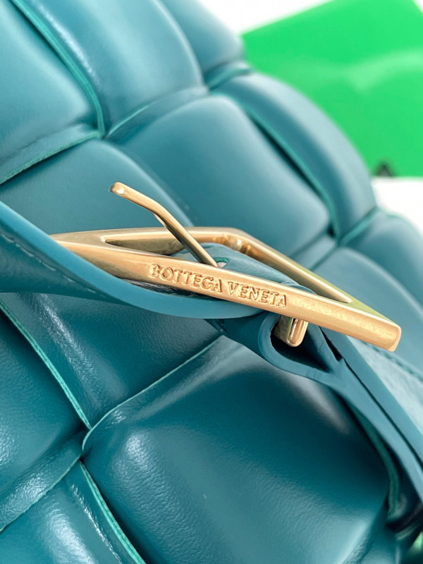 Bo*te*ga ve*ne*ta cassette