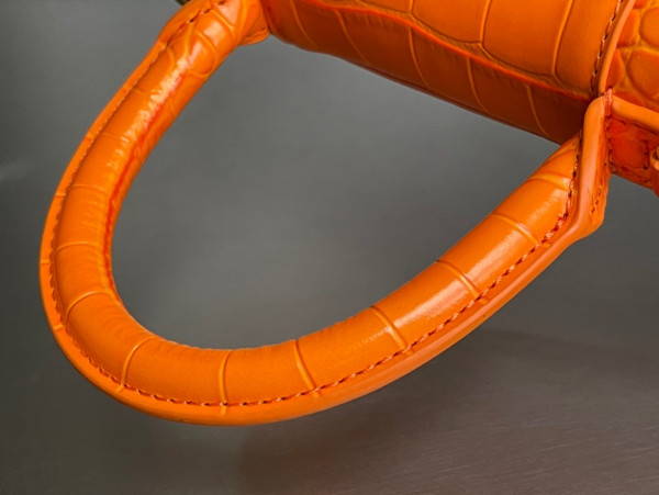 Ba*len*cia*ga hourglass