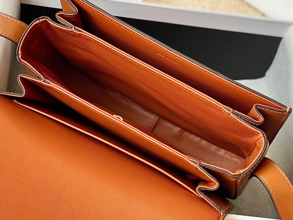 Ce**e classique triomphe bag