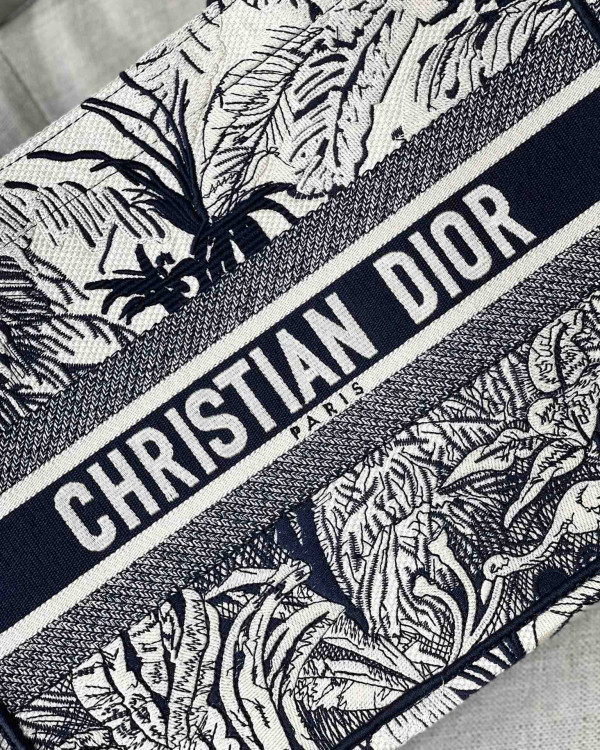 medium D*or book tote