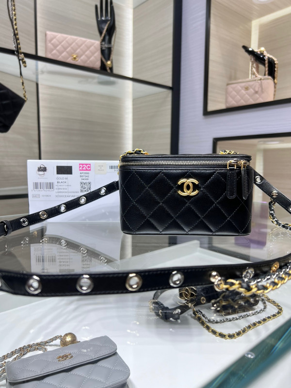 CL VANITY WITH CHAIN