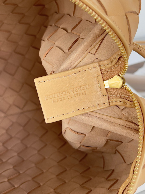 Bo*te*ga ve*ne*ta small loop camera bag