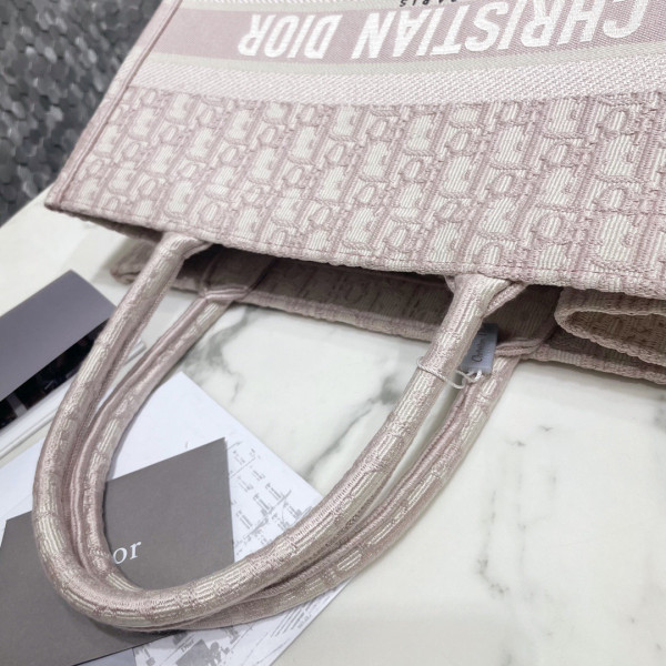 medium D*or book tote