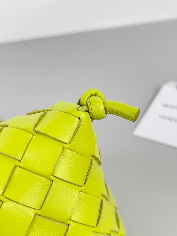 Bo*te*ga ve*ne*ta pouch on strap