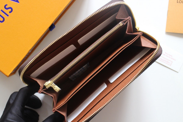 l**is V*t*n zippy wallet