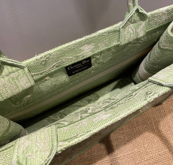 medium D*or book tote