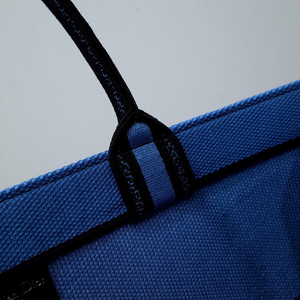 large D*or book tote