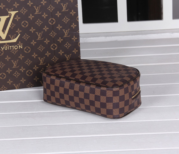 l**is V*t*n toiletry bag