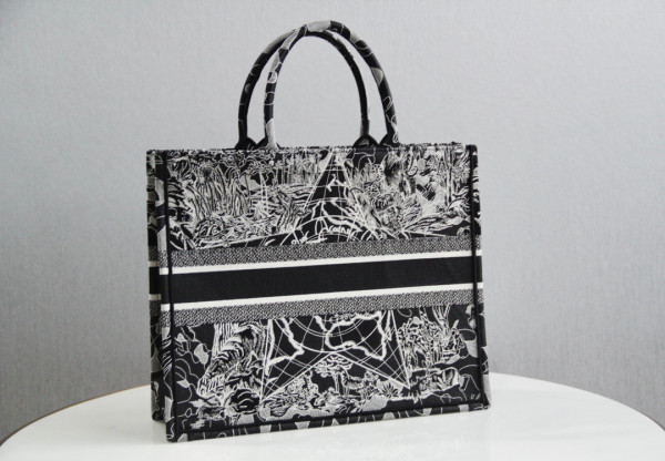 large D*or book tote