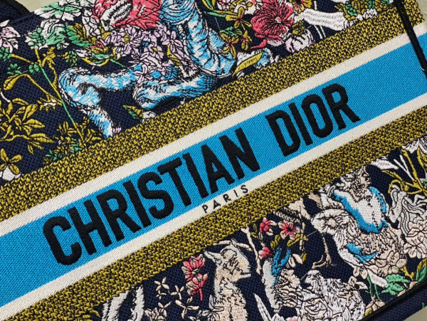 medium D*or book tote