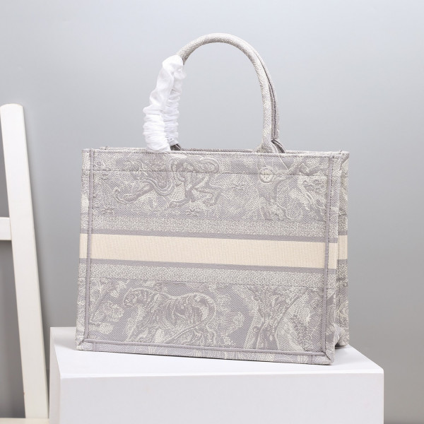 medium D*or book tote