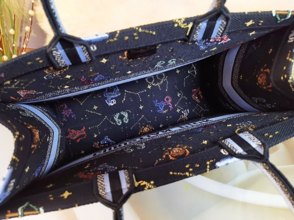 large D*or book tote