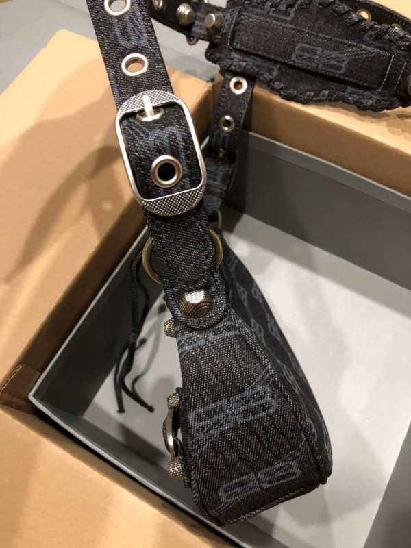 Ba*len*cia*ga women''s le cagole xs shoulder bag