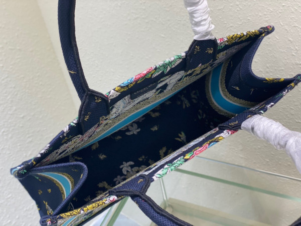 medium D*or book tote