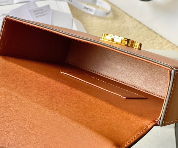 Ce**e box triomphe in natural calfskin