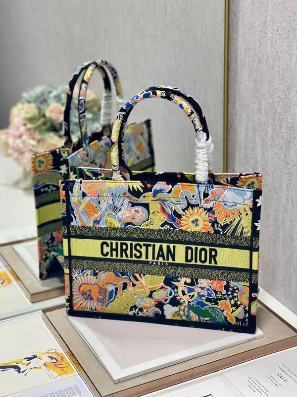 medium D*or book tote