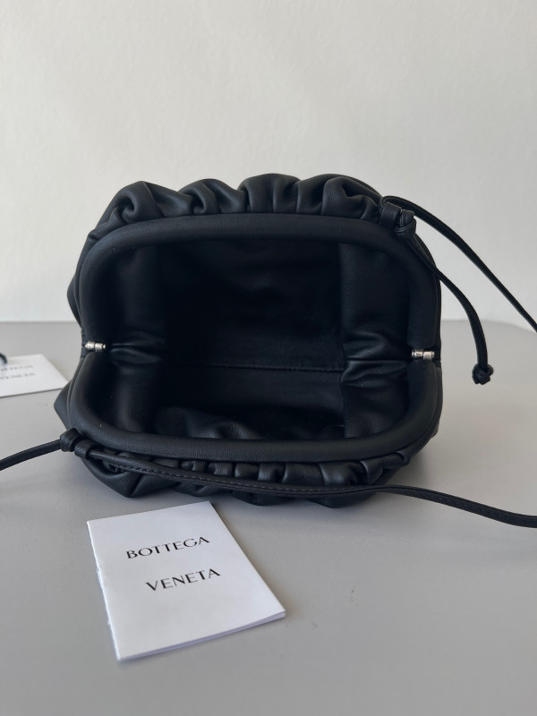 Bo*te*ga ve*ne*ta mini pouch