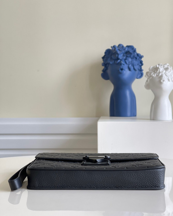 l**is V*t*n s lock a4 pouch