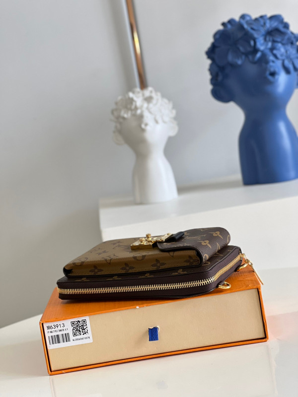 l**is V*t*n trunk vertical