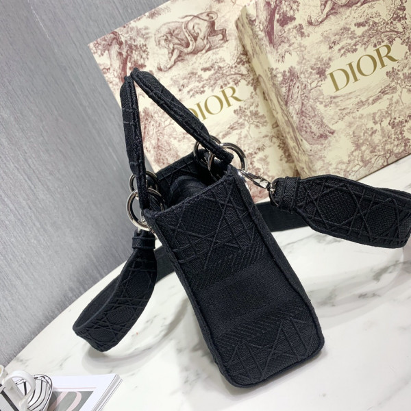 LADY D-LITE EMBROIDERED CANNAGE BAG