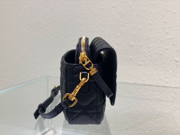 D*or caro pouch with chain