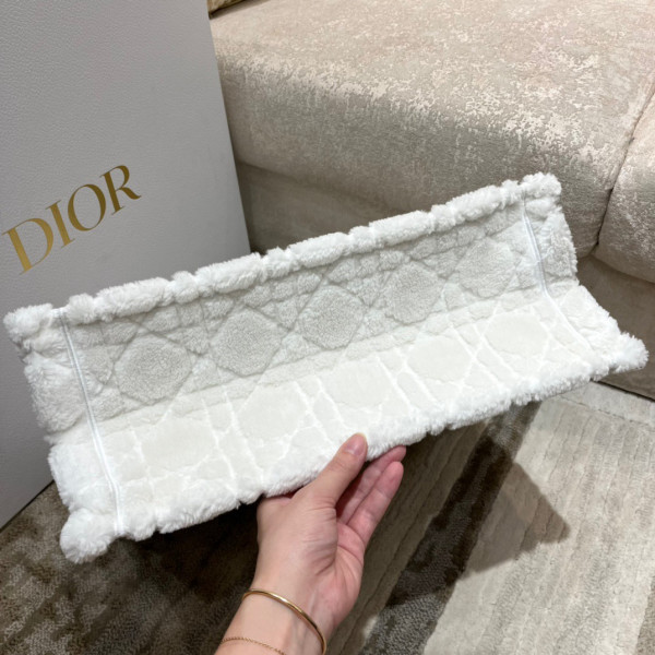 large D*or book tote