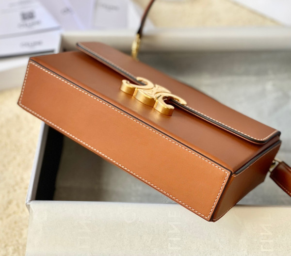Ce**e box triomphe in natural calfskin