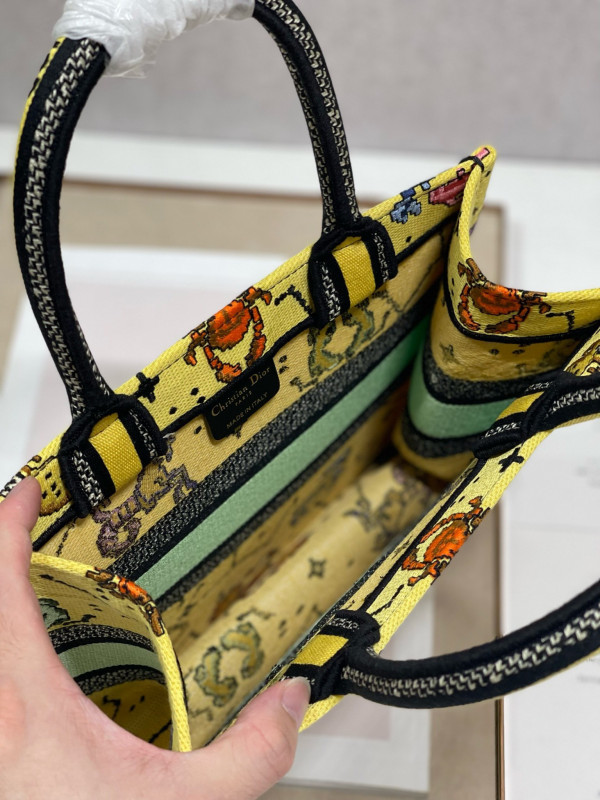 small D*or book tote