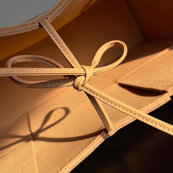 Bo*te*ga ve*ne*ta arco medium tote