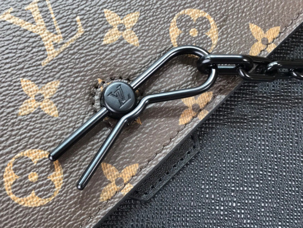 l**is V*t*n robusto briefcase