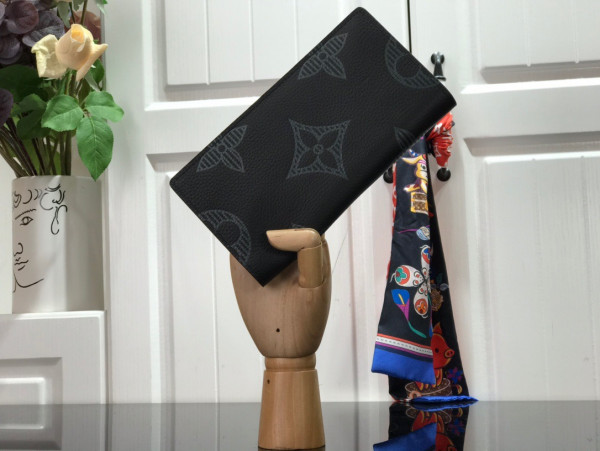 l**is V*t*n brazza wallet