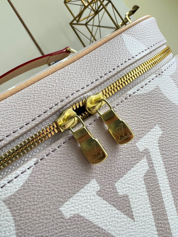 l**is V*t*n toiletry bag