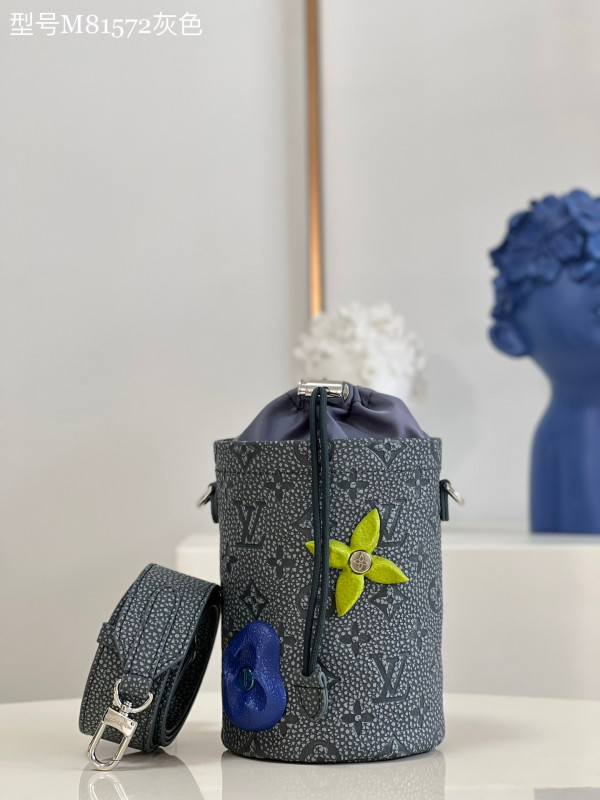 l**is V*t*n chalk pouch