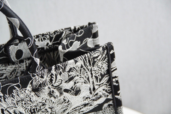 large D*or book tote