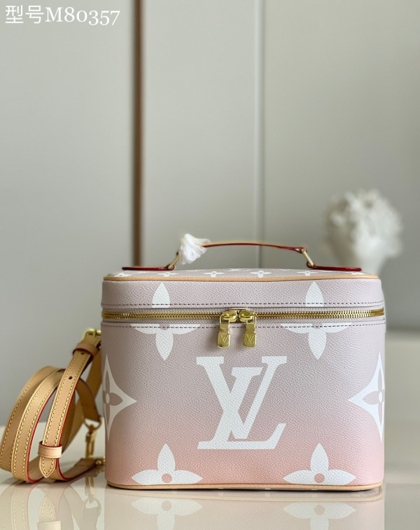 l**is V*t*n toiletry bag