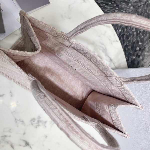 medium D*or book tote