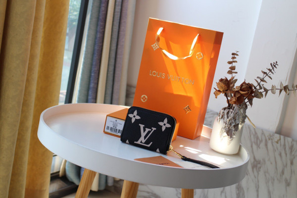 l**is V*t*n zippy coin purse