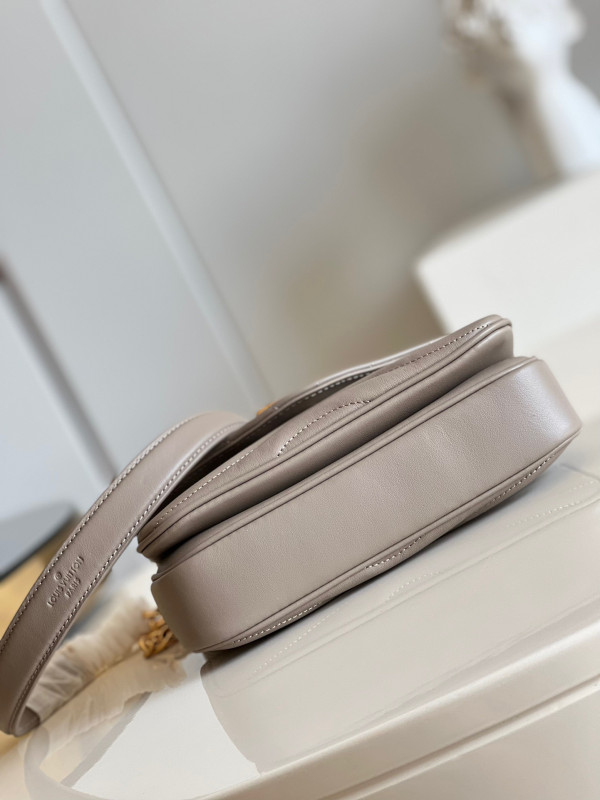 l**is V*t*n new wave chain bag pm