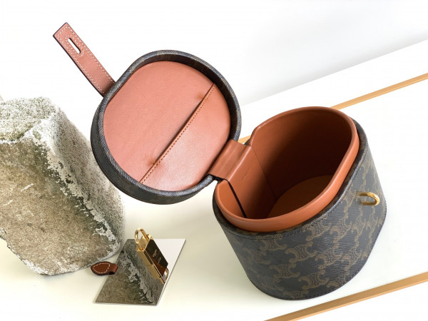 Ce**e vanity case in triomphe