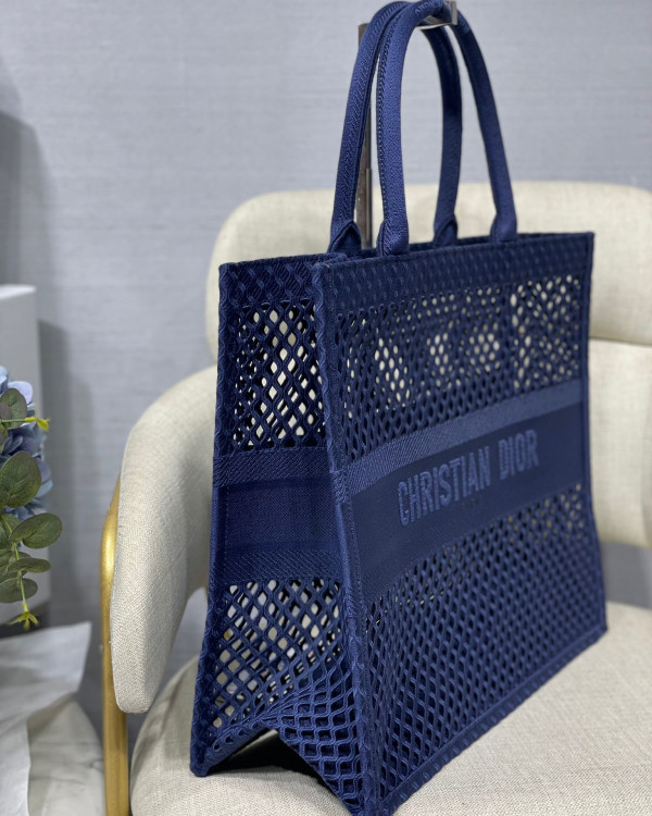 large D*or book tote