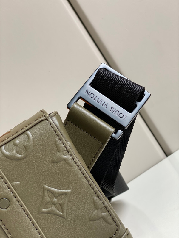 l**is V*t*n trunk slingbag