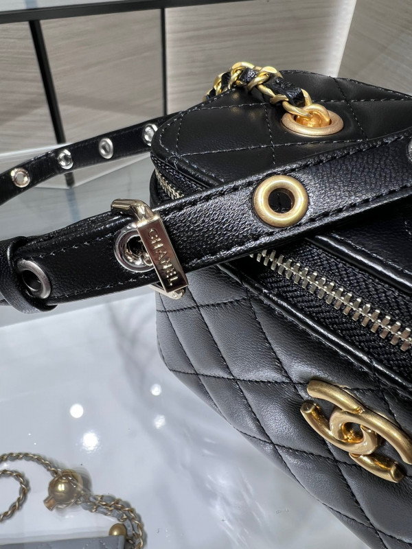 CL VANITY WITH CHAIN