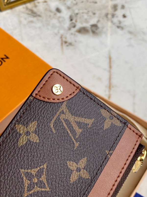 l**is V*t*n multi card holder trunk