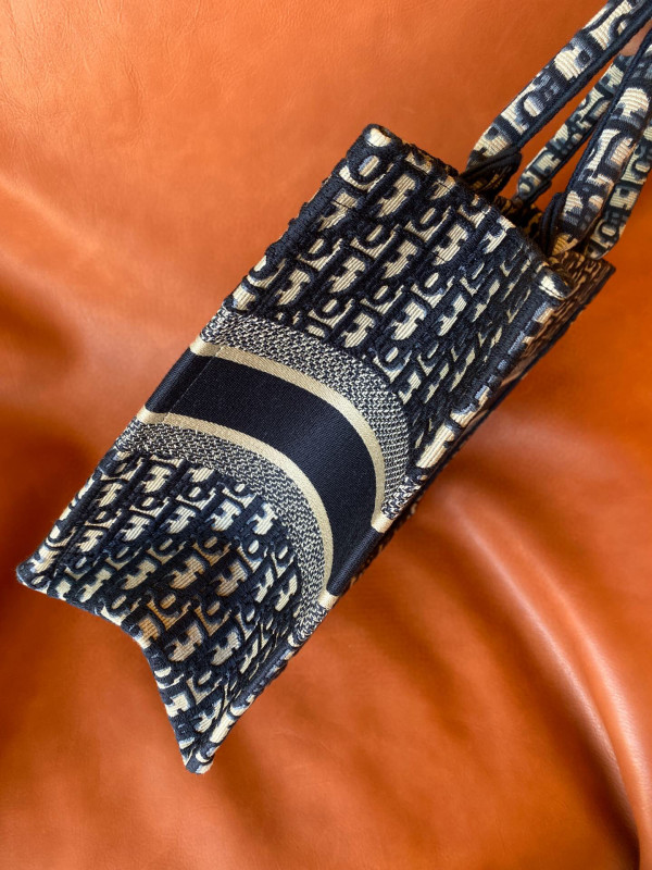 medium D*or book tote