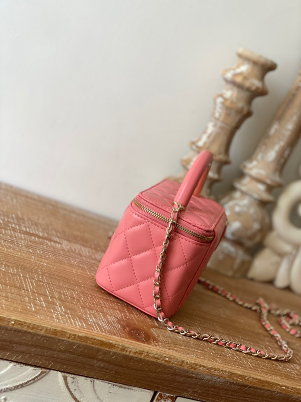 CL VANITY WITH CHAIN