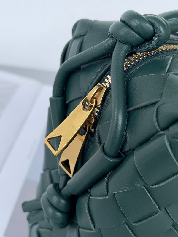 Bo*te*ga ve*ne*ta small loop camera bag