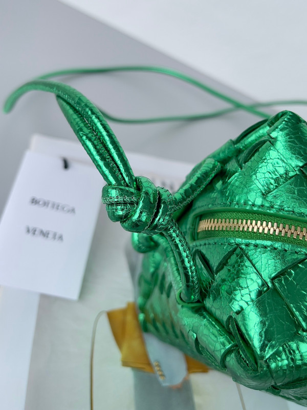 Bo*te*ga ve*ne*ta small loop camera bag